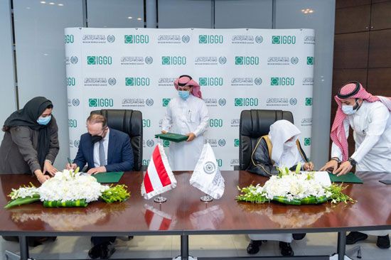 د. العيسى يوقع الاتفاقية مع رئيس الهيئة د.أومت فورا د. العيسى يوقع الاتفاقية مع رئيس الهيئة د.أومت فورا