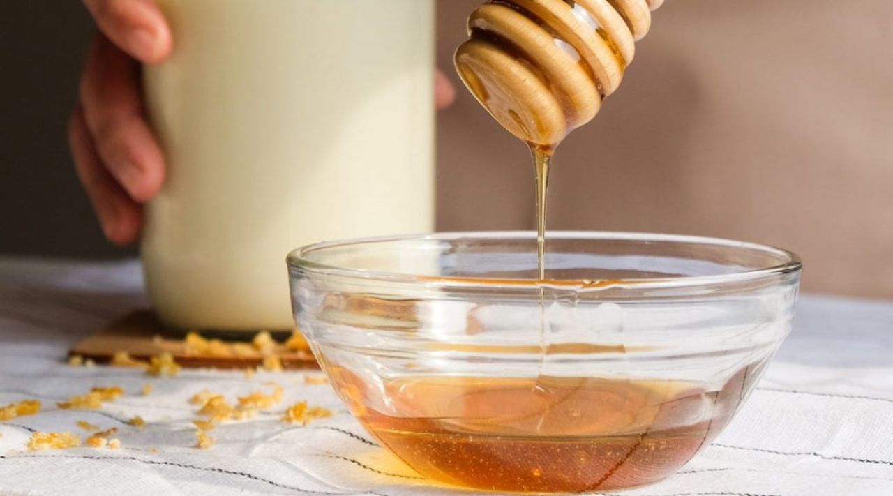 ابدأ يومك بشرب العسل مع الماء الدافئ لهذه الأسباب