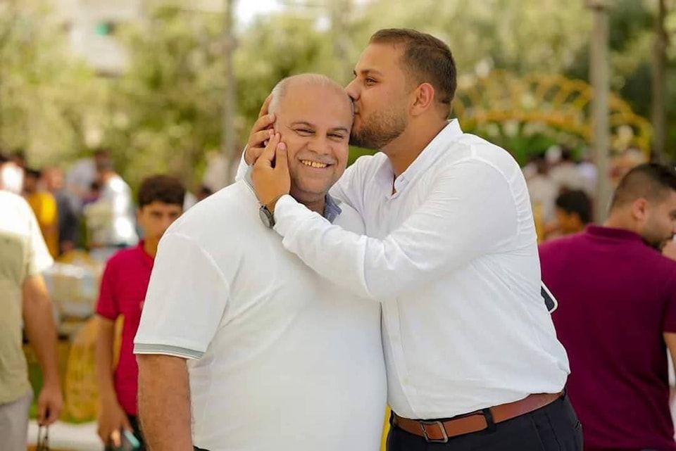 حمزة الدحدوح يقبل رأس والده