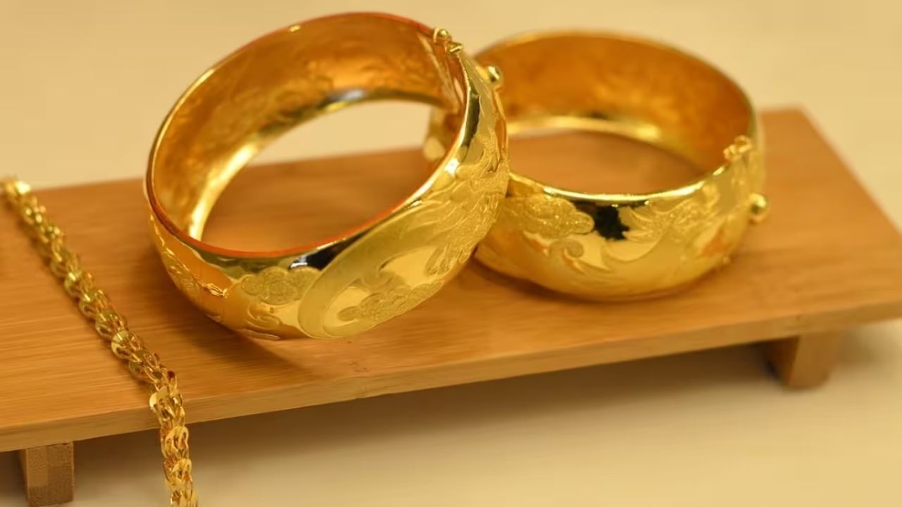 أسعار الذهب اليوم الخميس 4 يناير 2024 ) ارتفاع أسعار الذهب في مصر وتراجعها عالميًا