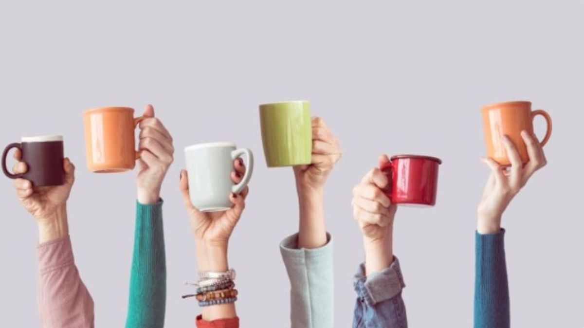 ما مقدار القهوة التي تعتبر الكثير من القهوة؟ هذه هي الكمية المناسبة التي يمكنك تناولها يوميًا ) ما مقدار القهوة التي تعتبر الكثير من القهوة؟ هذه هي الكمية المناسبة التي يمكنك تناولها يوميًا