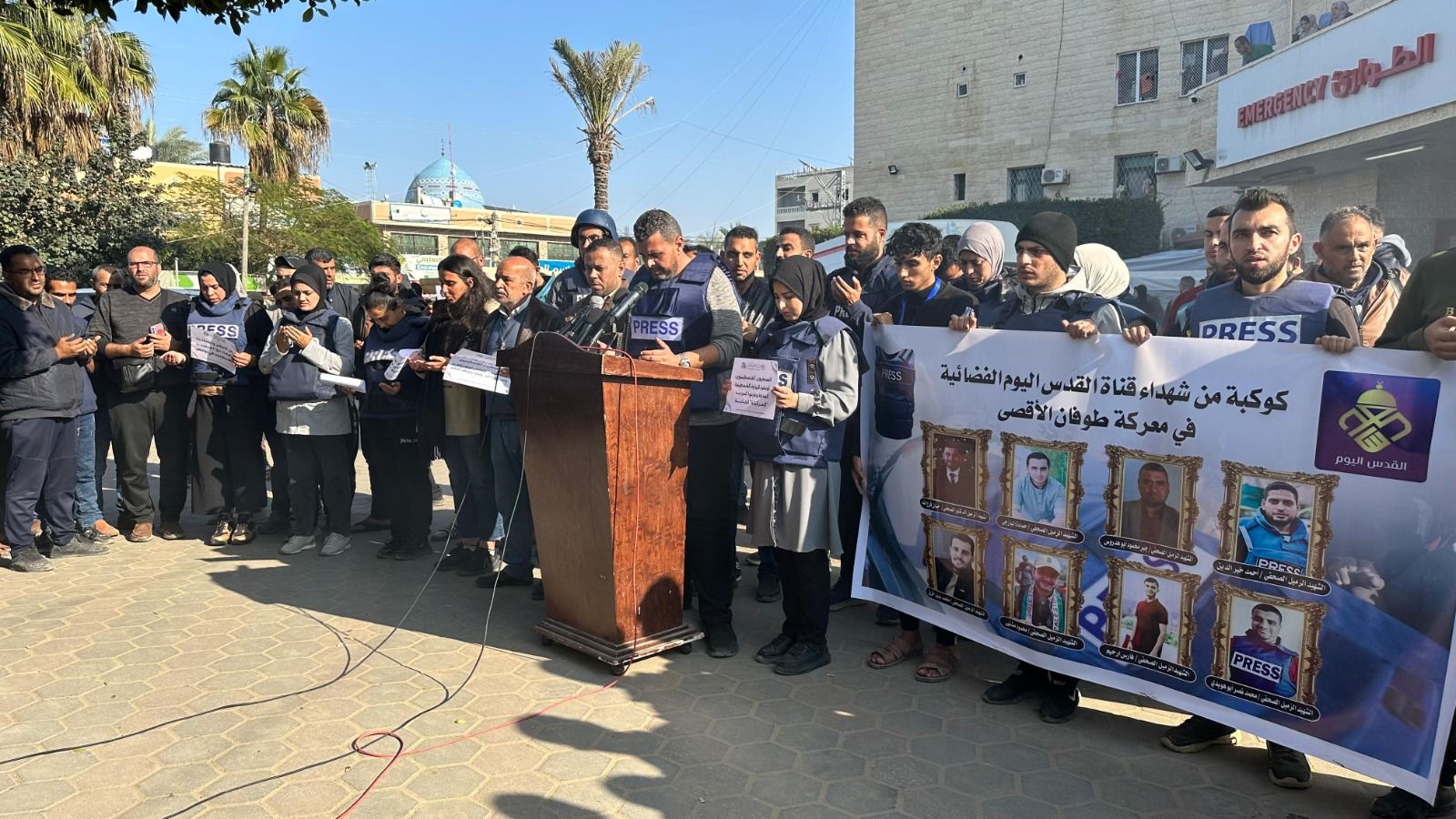 صحفيو غزة في وقفة داخل القطاع صحفيو غزة في وقفة داخل القطاع