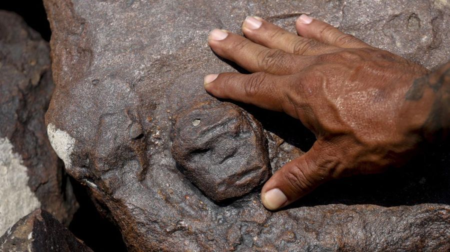 الجفاف يكشف عن نقوش الجفاف يكشف عن نقوش