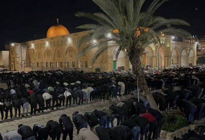 الآلاف يؤدون صلاتي العشاء والتراويح داخل المسجد الأقصى (صور) - الجمهور الإخباري