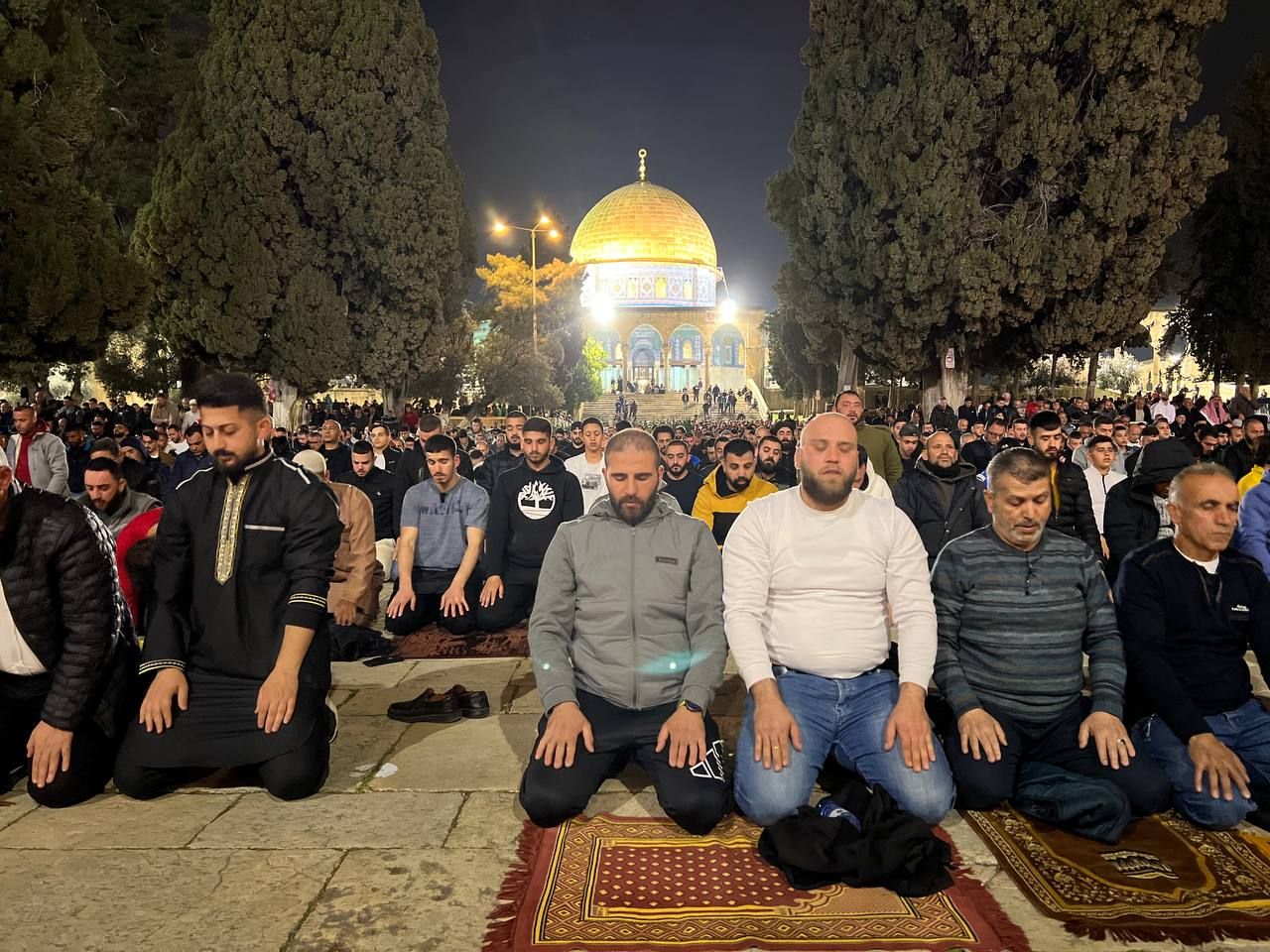 آلاف المقدسيين يؤدون صلاة العشاء والتراويح في المسجد الأقصى المبارك.. صور - اليوم السابع