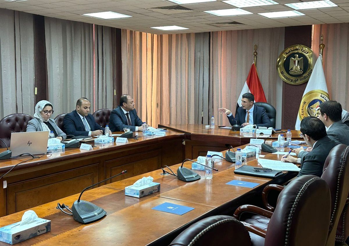 لقاء وزير الصناعة مع اللواء مهندس عمرو عبد المنعم رئيس هيئة تنمية الصعيد