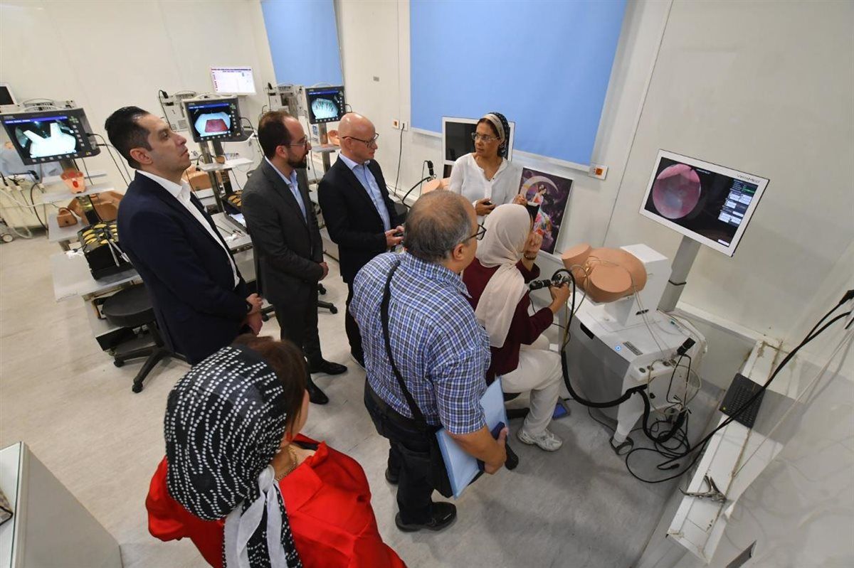 عميد قصر العيني يستقبل وفدا هولنديا لبحث تطوير منظومة التدريب الطبي الرقمي