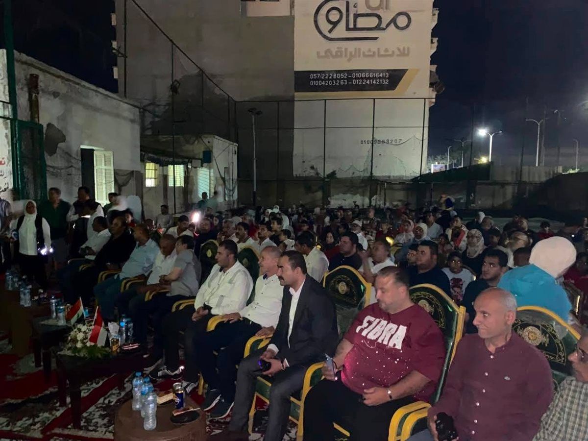 محافظ دمياط يشارك المواطنين مؤازرة المنتخب الوطني أمام بلجيكا في كأس العالم 