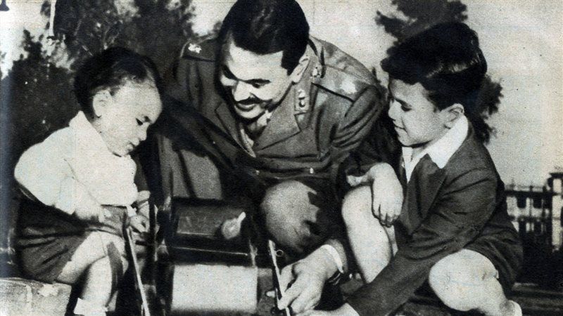 كمال الدين حسين وسط ابنائه 