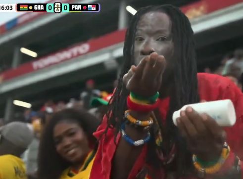 مشجع غانا ينثر البودرة على الكاميرات والملاعب، فيتو