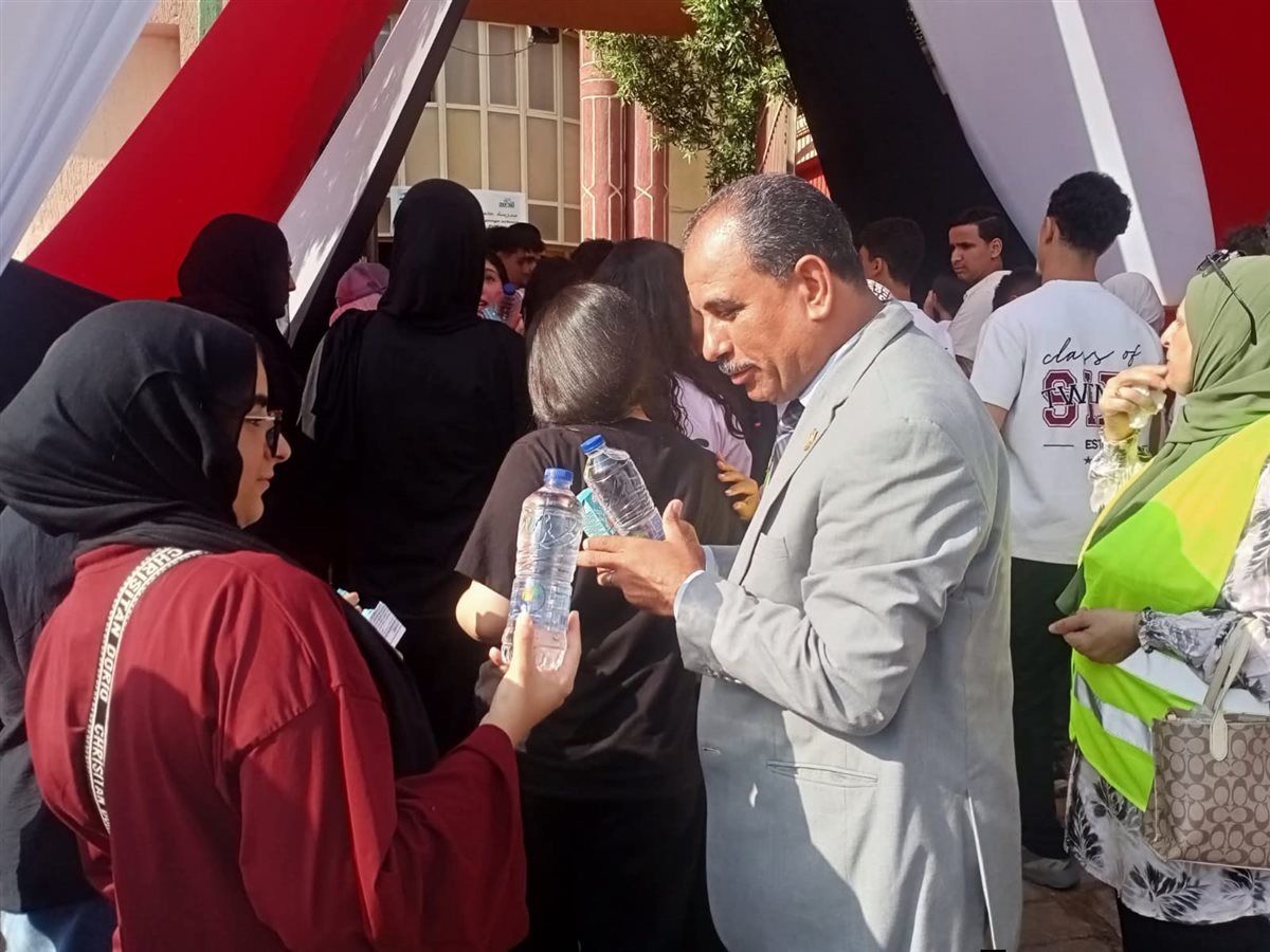 توزيع مياة وعصائر بلجان الثانوية العامة بالقليويية  ، فيتو 