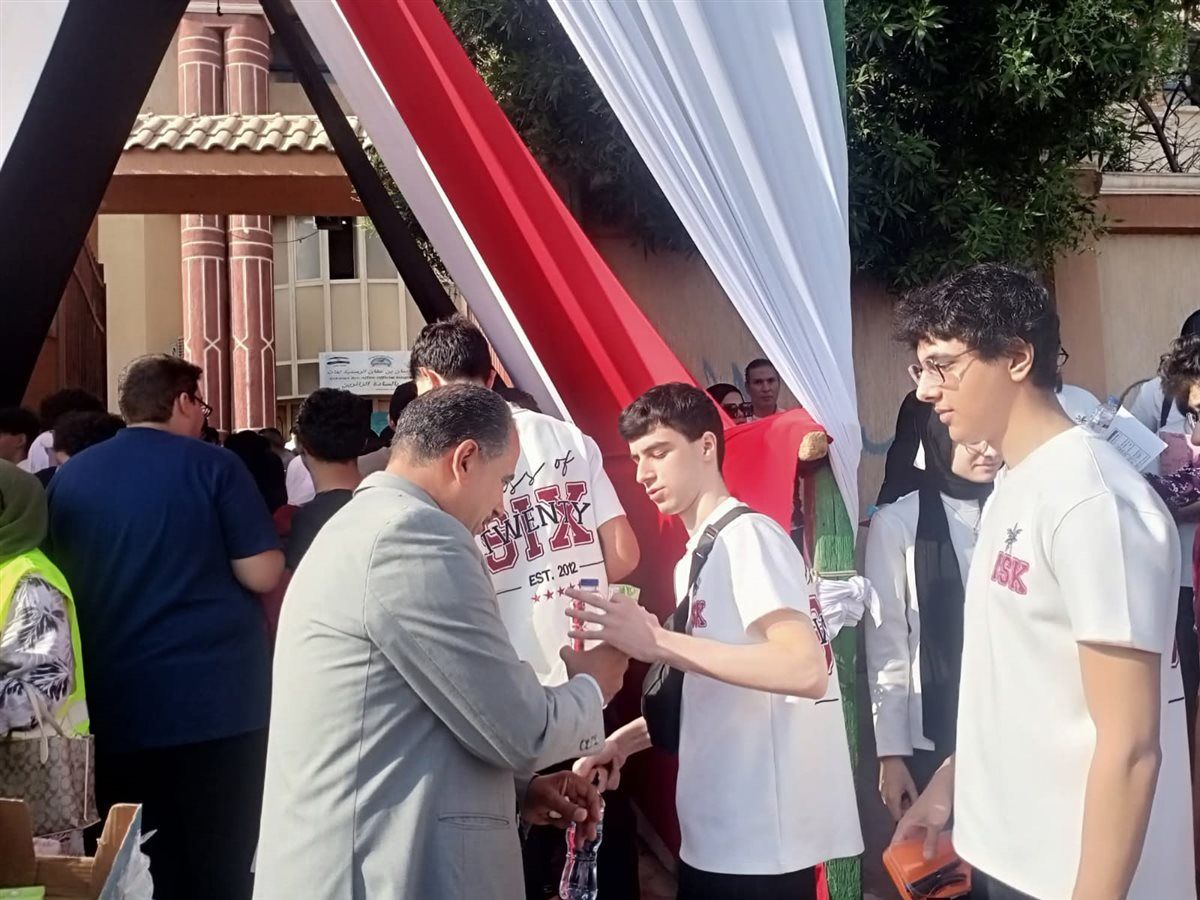 توزيع مياة وعصائر بلجان الثانوية العامة بالقليويية  ، فيتو 