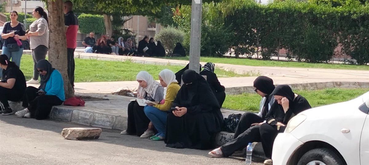 أولياء أمور الطلاب بمحيط لجان الثانوية العامة، فيتو