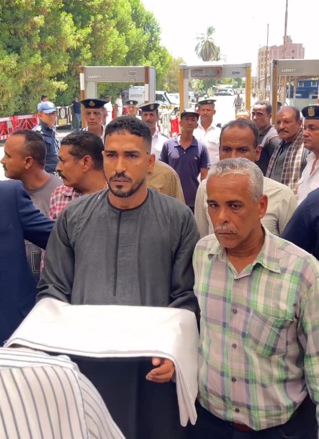 الكفن ينهي خصومة ثأرية بين عائلتين في قنا 