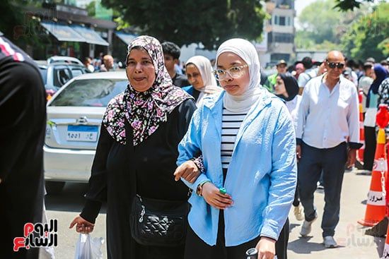 أم وابنتها بعد امتحان العربى
