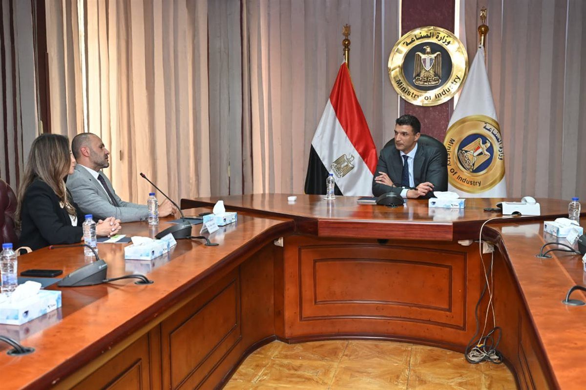 اجتماع وزير الصناعة مع وفد شركة
