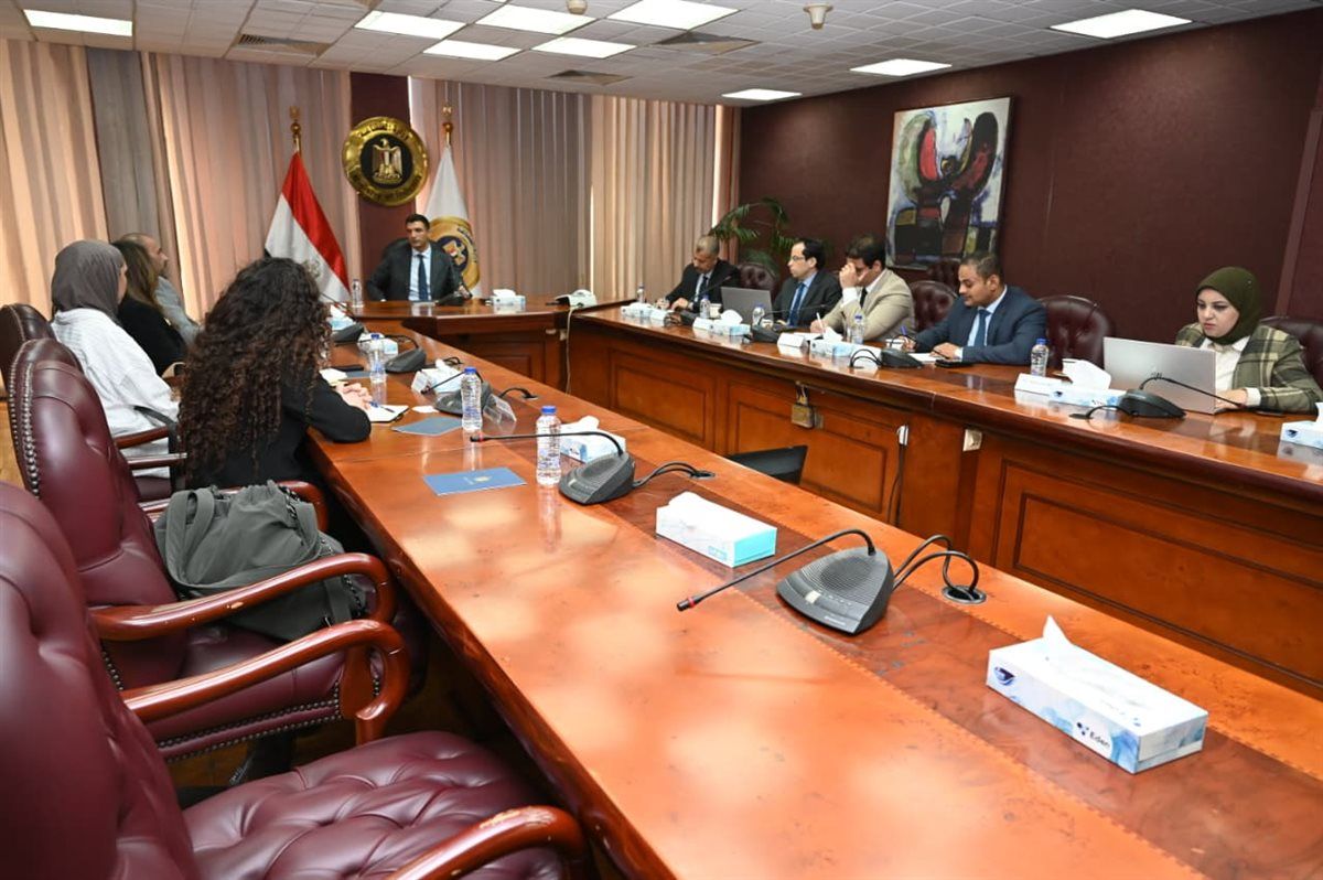 اجتماع وزير الصناعة مع وفد شركة