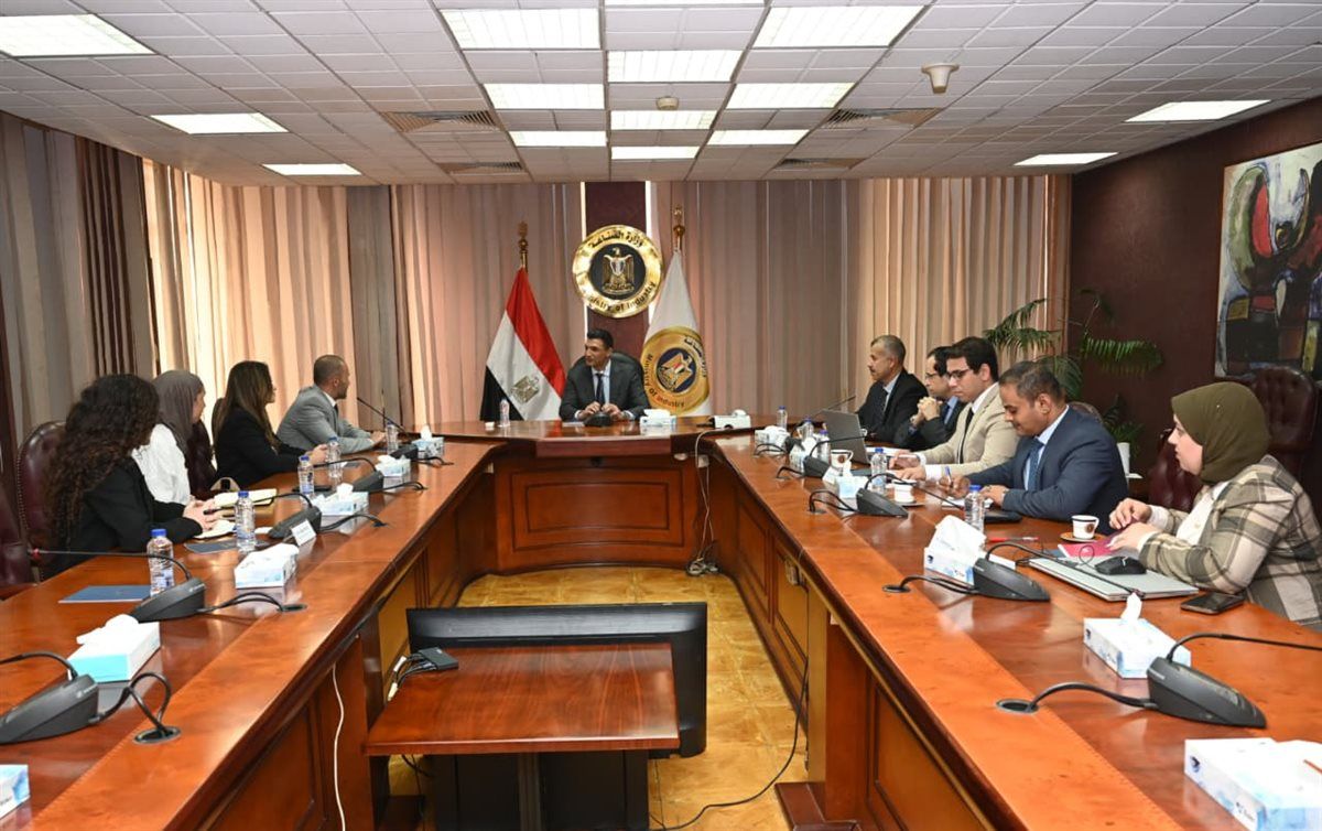 اجتماع وزير الصناعة مع وفد شركة