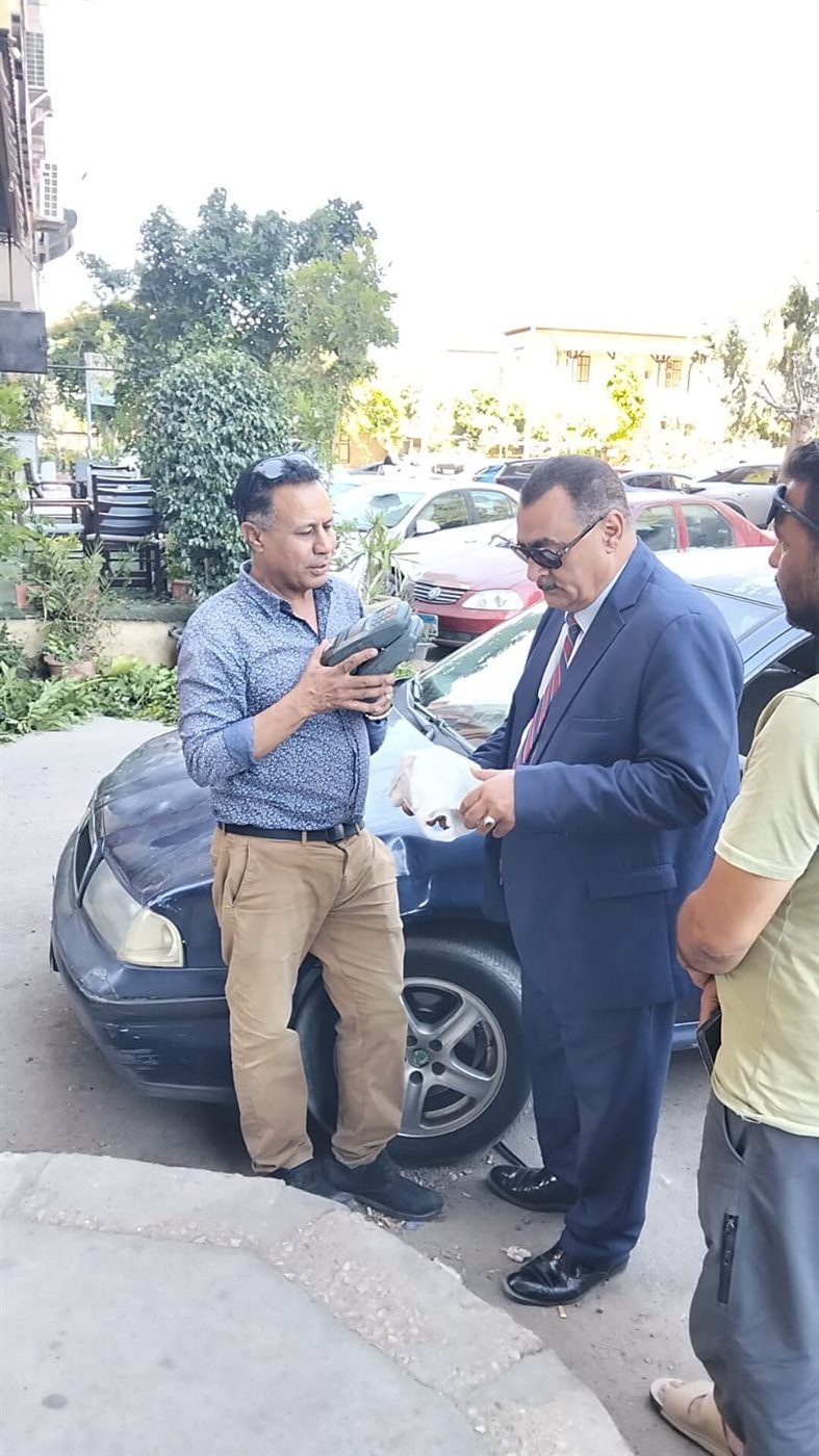 وكيل وزارة التموين بالإسماعيلية خلال ضبطه لصاحب المخبز، فيتو