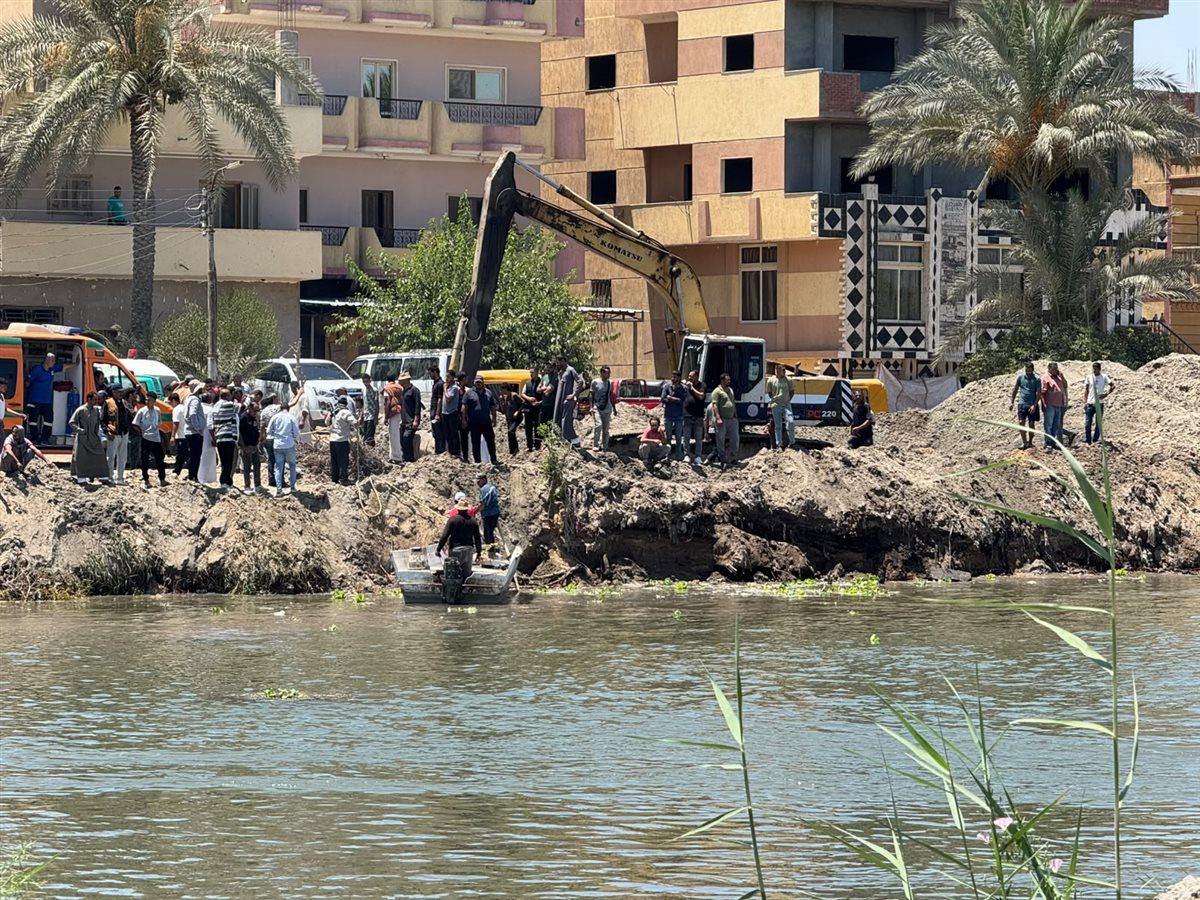 جانب من عمليات انتشال جثمان قائد الكراكة، فيتو
