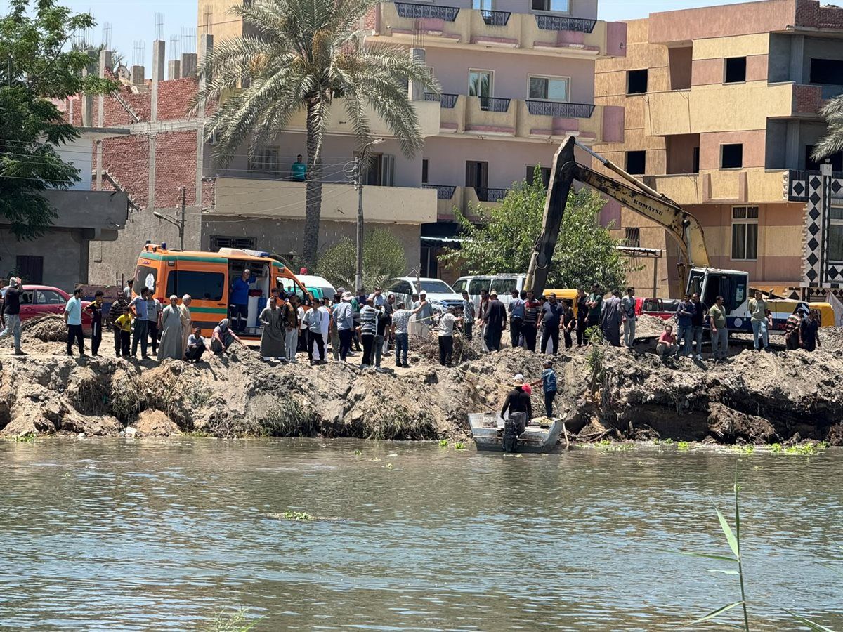 جانب من عمليات انتشال جثمان قائد الكراكة، فيتو