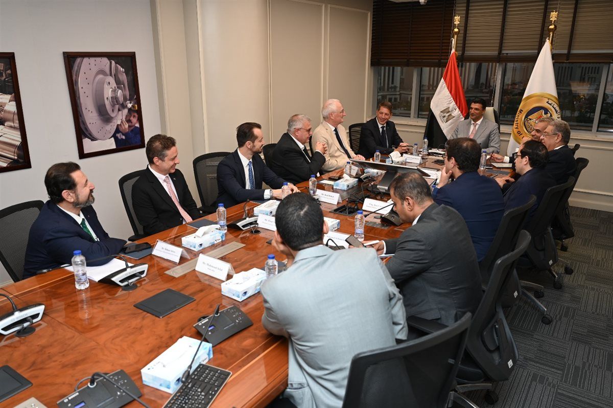 لقاء وزير الصناعة مع وفد شركة مرسيدس- بنز إيجيبت