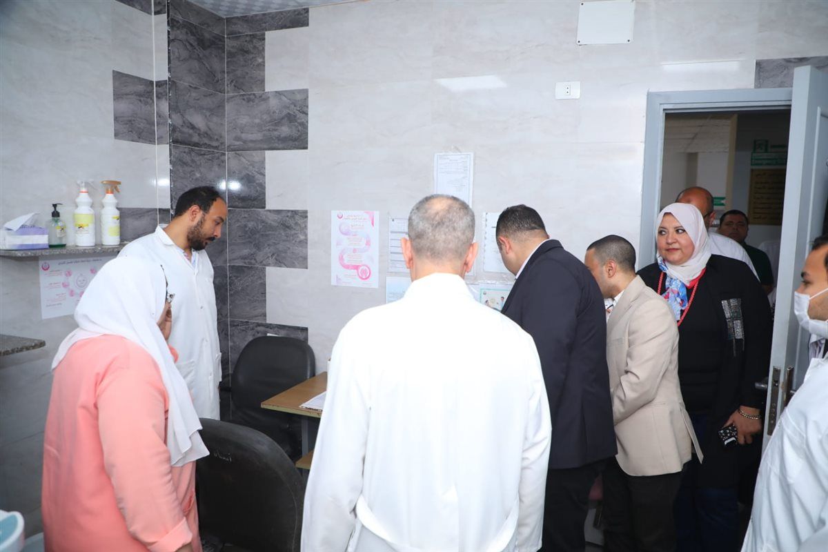 محافظ دمياط يفاجئ مركز صحة الأسرة أول لمتابعة الخدمات الطبية