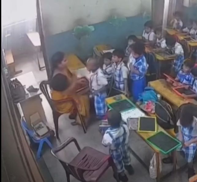 معملة تعنف طفل لعدم أدائه واجبه المدرسي