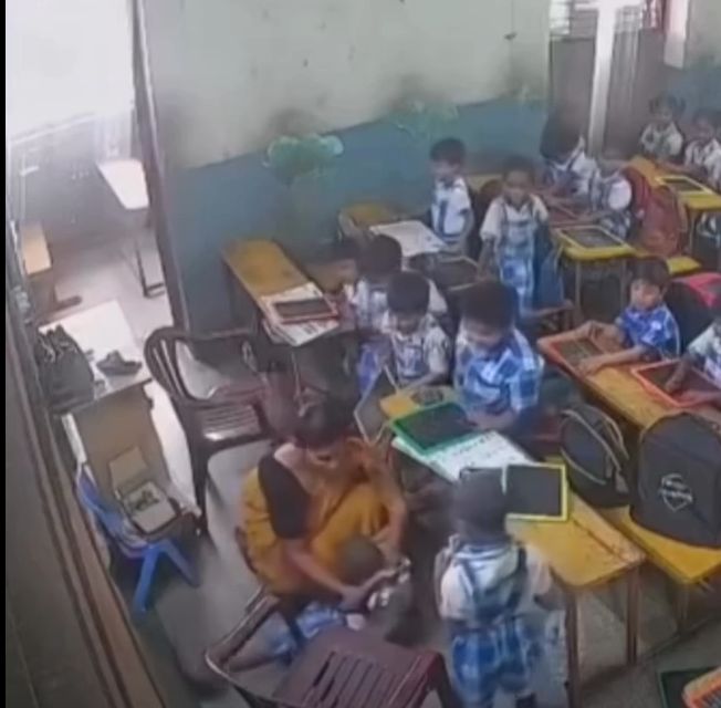 المعلمة تحاول إنقاذ الطفل