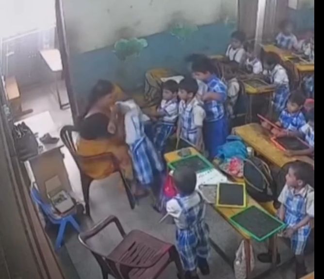 لحظة وفاة الطفل بعد تعنيفه وصفعه
