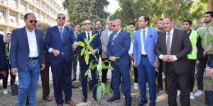 جامعة
      أسيوط
      تدشن
      مبادرة
      "هنجملها"
      لغرس
      1000
      شجرة
      مثمرة
      بالحرم
      الجامعي