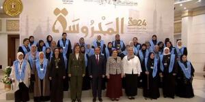 الرئيس
      السيسي
      يمازح
      سيدات
      مصر:
      "متحطوش
      سكر
      كتير
      على
      الكنافة
      علشان
      الأزمة"