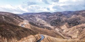 إصابة سائق مركبة في اعتداء مستوطنين على طريق المعرجات شمال غرب أريحا