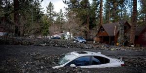 أمطار كاليفورنيا تتراجع.. لكن خطر الفيضانات التي تبتلع كل شيء لا يزال قائماً