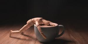لعشاق "الشاي والقهوة".. الاستهلاك اليومي للكافيين يعيد تشكيل "طريقة عمل الدماغ"