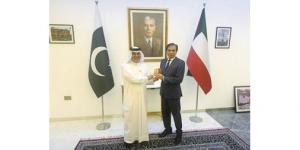 «العرفج» يوحّد الديبلوماسية.. والسفير البحريني يهدي نظيريه الروسي والباكستاني الشعار