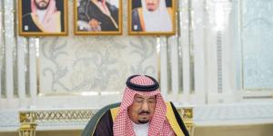 خادم الحرمين الشريفين يرأس جلسة مجلس الوزراء في جدة