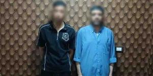 ضبط المتهمين بإدارة صفحة تروّج لبيع أسلحة بيضاء وعقاقير مجهولة المصدر بالجيزة