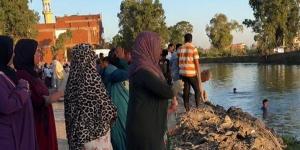 مصرع شاب غرقا أثناء الاستحمام في ترعة القاصد بالغربية (صور)