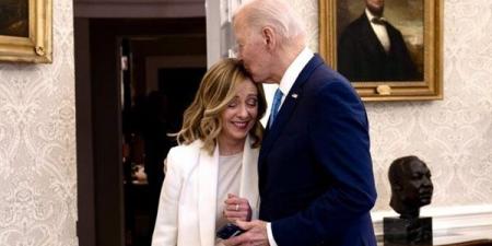 "في
      مقام
      جدها"،
      قبلة
      بايدن
      لرئيسة
      وزراء
      إيطاليا
      تثير
      ضجة
      (فيديو)