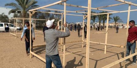 غرفة العمليات الحكومية تشرع بإنشاء أول مركز إيواء بخيام محلية الصنع في دير البلح