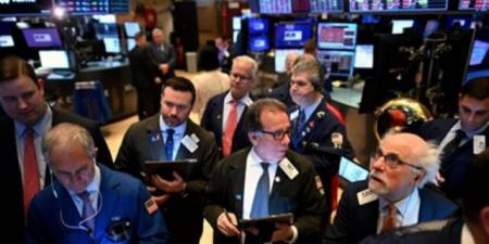 وول ستريت تصعد بدعم من مساعي ترامب لضم جرينلاند