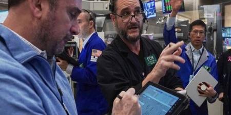 تراجع الأسهم الأمريكية بختام تعاملات الأسبوع وتتجه لتحقيق مكاسب شهرية