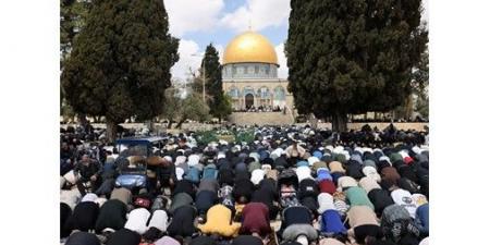 100 ألف فلسطيني يؤدون أول صلاة جمعة في المسجد الأقصى بعد إعادة فتحه