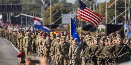 ترامب يبحث سحب بعض القوات الأمريكية من أوروبا