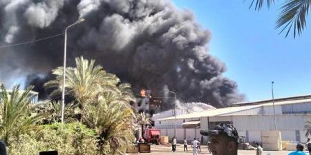 سحب دخان واستنفار شامل، إصابة 15 شخصًا بينهم ضباط إطفاء في حريق مصنع دهانات دمياط الجديدة