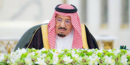 خادم الحرمين الشريفين يرأس جلسة مجلس الوزراء في جدة