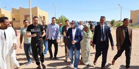 محافظ الوادي الجديد توجه بإنهاء إجراءات توزيع 200 فدان على منتفعي الإسكان الريفي بباريس