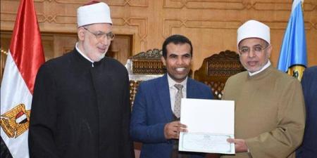 مجلس جامعة الأزهر يكرم الدكتور حسام شاكر مؤلف كتاب "التعريف برؤساء الجامعة"