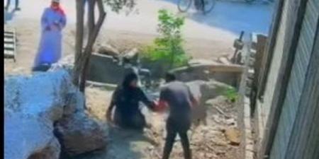 فيديو يوثق اعتداء 3 أشخاص على سيدتين في الدقهلية والأجهزة الأمنية تكشف ملابسات الواقعة